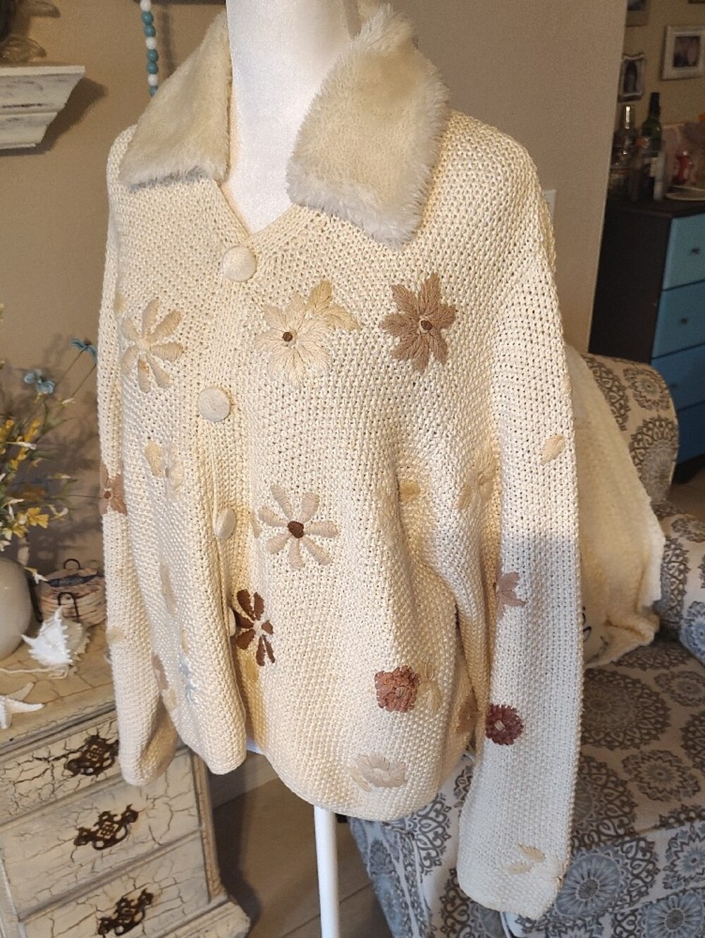 Vintage Cream Floral Applique Knit Cardigan with Faux Fur Collar - Picture 3 of 9